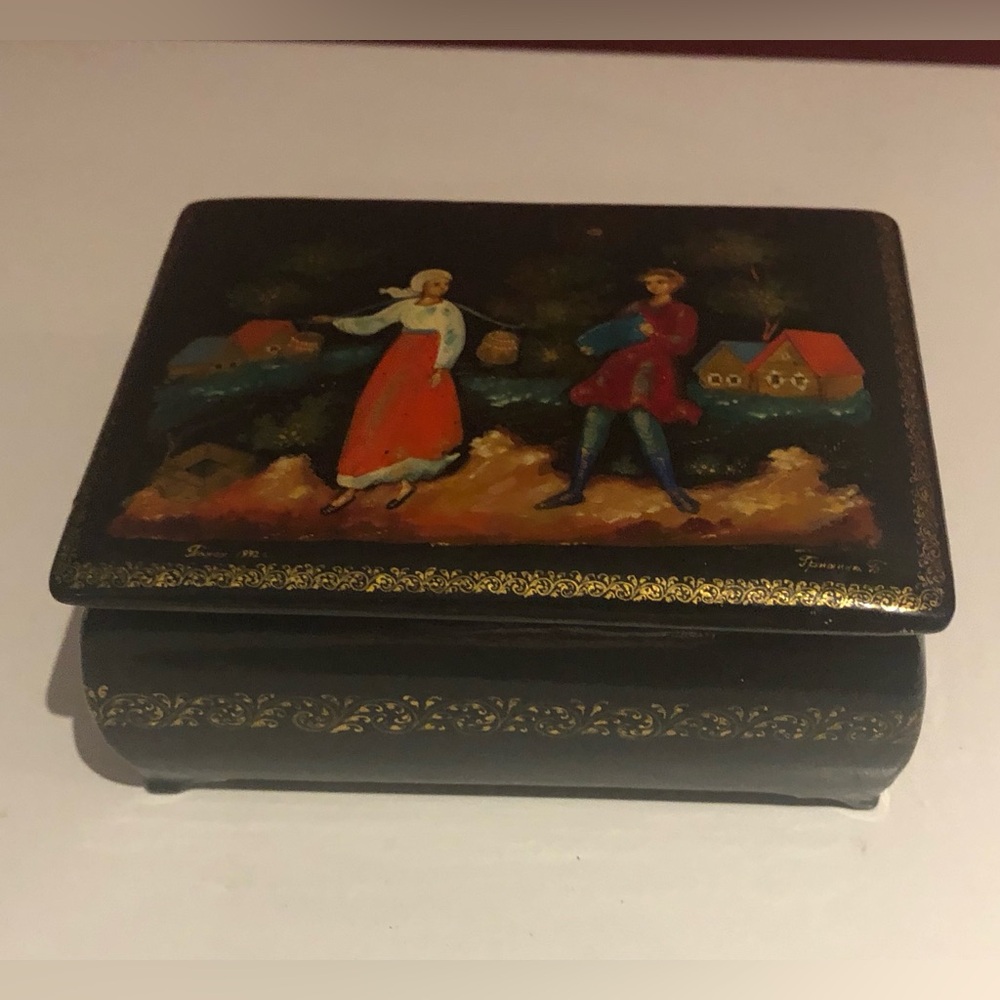 Vintage Hand-painted Russian Lacquer Trinket Box - Picture 3 of 8